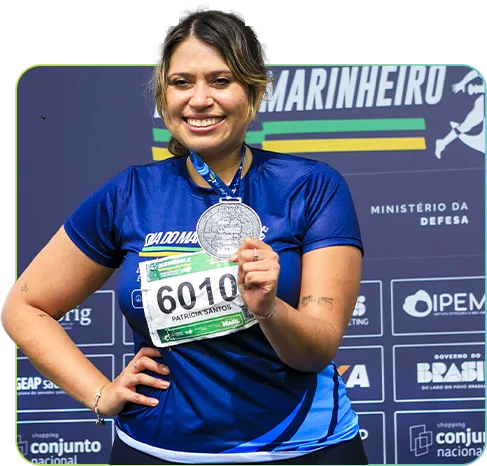 Participante com medalha da Corrida do Marinheiro